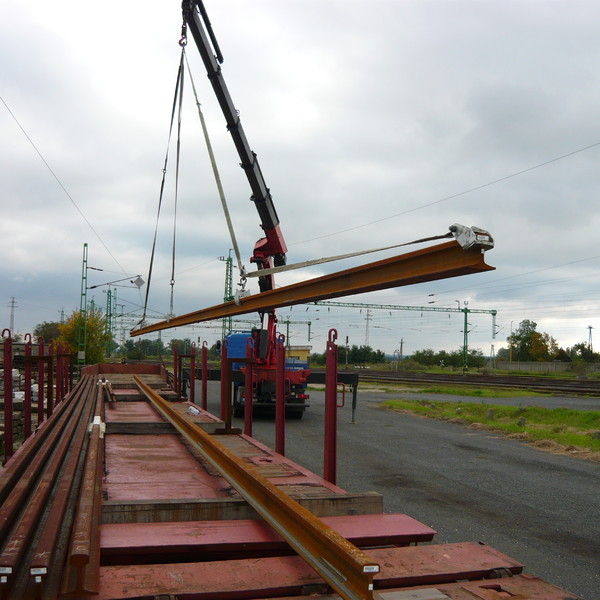 Vasúti sínek felrakodása vagonra