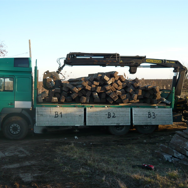 Vasúti betonaljak szállítása