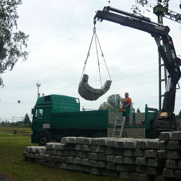 Betonaljak daruzása, majd szállítása beépítéshez