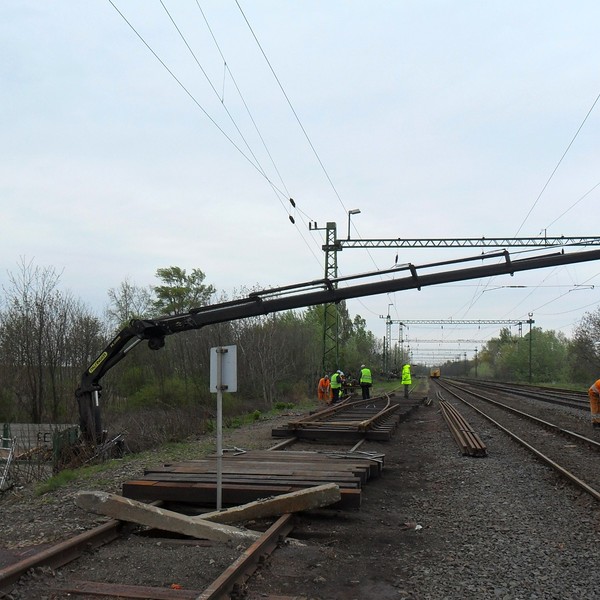 Vasútépítésnél daruzás